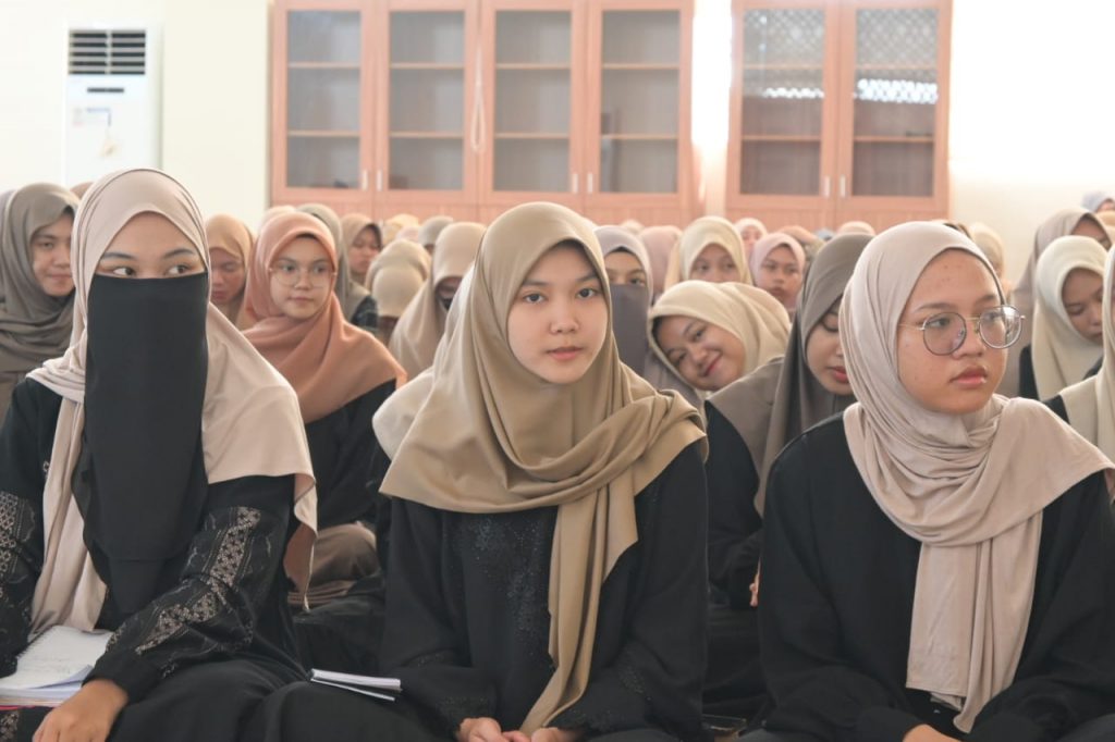 Para mahasiswi saat mengikuti Seminar Karier (Foto:Humas/Achmad Magfur)