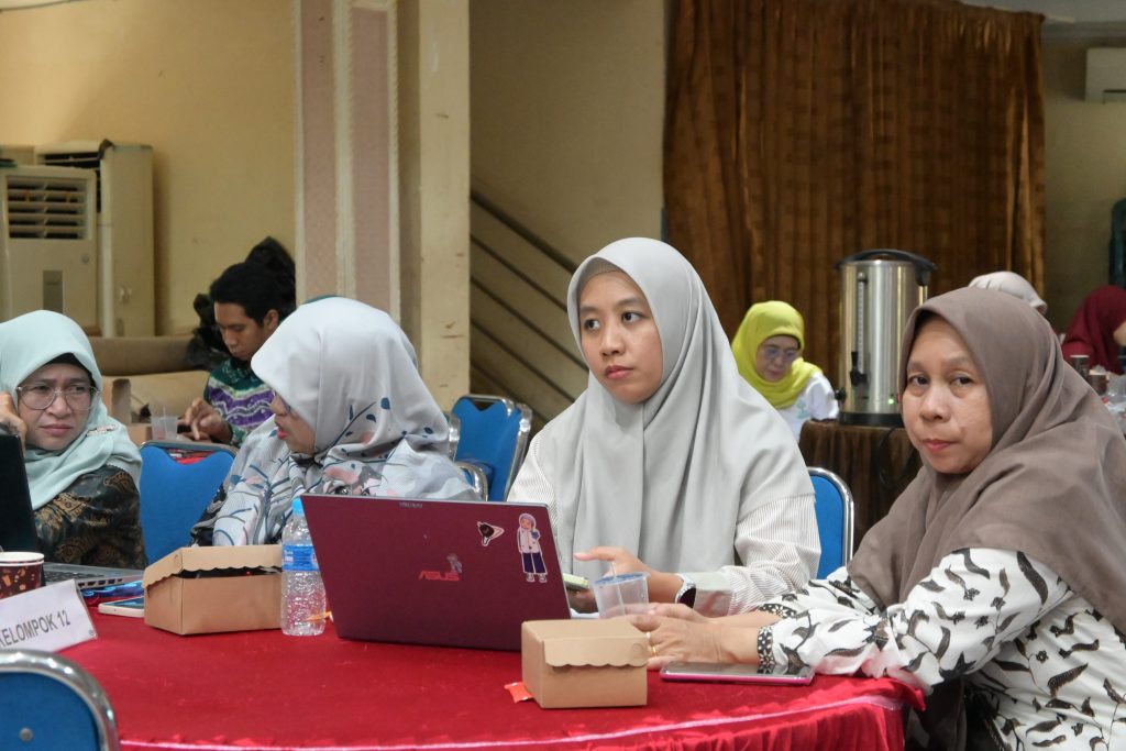 Para peserta lokakarya saat mendiskusikan dan mengamati presentasi para dosen (Foto:Humas/Achmad Magfur)