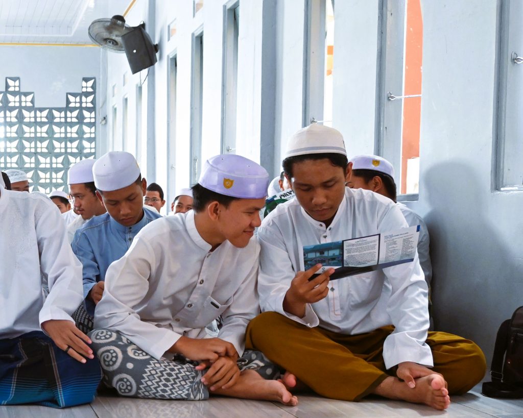 Para santri Ponpes Darussalim Bati-Bati saat serius mengamati brosur UIN Antasari (Foto:Humas/Jamal Ripani)