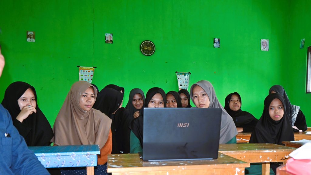 Para santriwati Ponpes Al-Mubarok Putri saat menyaksikan video profil UIN Antasari (Foto:Humas/Jamal Ripani)