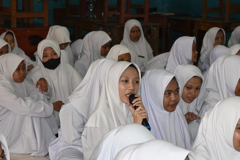 Para siswi MAN 1 Tanah Bumbu saat antusias bertanya dengan Tim Sosialisasi UIN Antasari (Foto:Humas/Jamal Ripani)