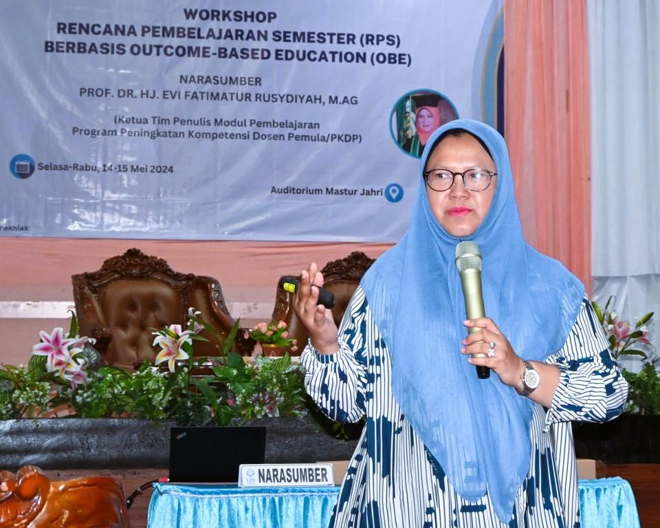 Prof. Dr. Hj. Evi Fatimatur Rusydiyah, M.Ag. saat menjadi narasumber di UIN Antasari (Foto Humas Jamal Ripani) - Copy