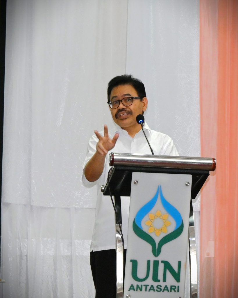Rektor UIN Antasari Prof. Dr. H. Mujiburrahman, M.A. saat memberikan sambutan (Foto:Humas/Jamal Ripani)