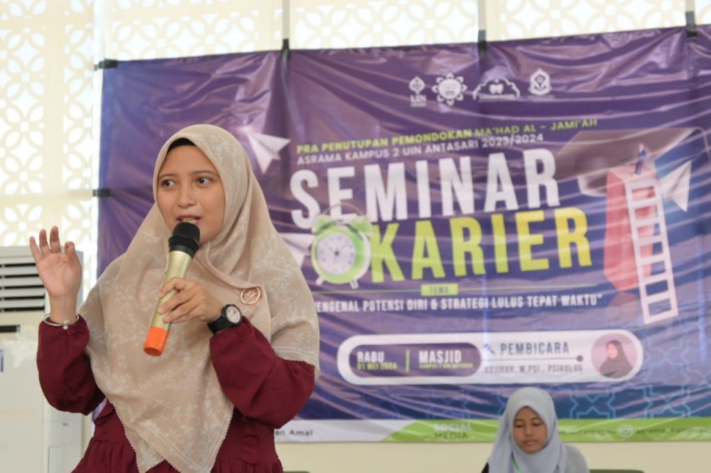 Rojihah, M.Psi., Psikolog saat menjadi pemateri (Foto:Humas/Achmad Magfur)