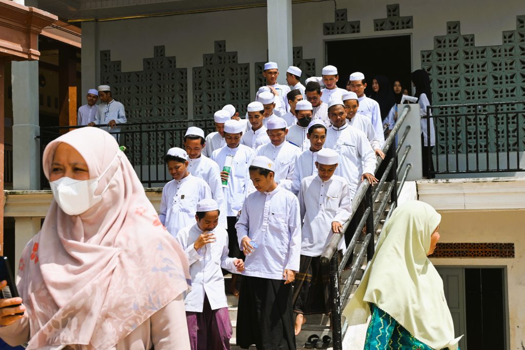 Suasana ramainya para santri keluar dari tempat sosialisasi usai acara (Foto:Humas/Jamal Ripani)