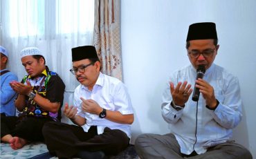 Wakil Rektor UIN Antasari Bidang AUPKK saat memimpin pembacaan doa (Foto:Humas/Jamal Ripani)