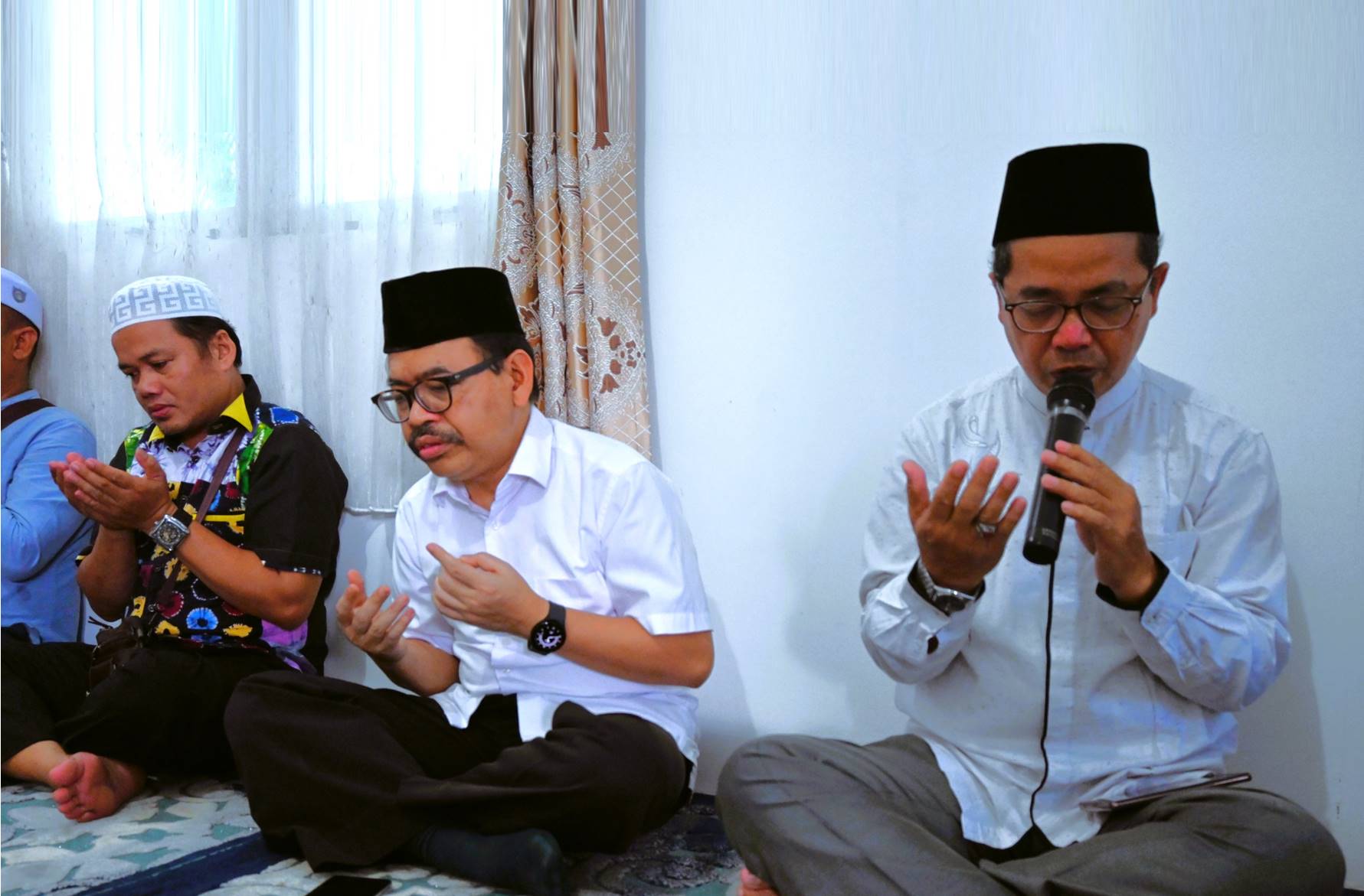 Wakil Rektor UIN Antasari Bidang AUPKK saat memimpin pembacaan doa (Foto:Humas/Jamal Ripani)