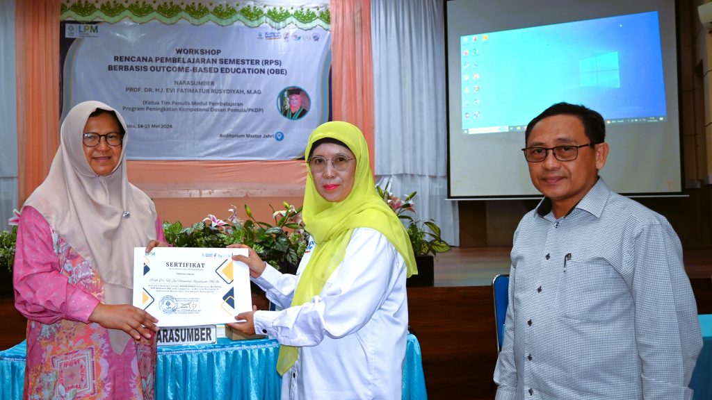Wakil Rektor UIN Antasari Bidang Akademik dan Kelembagaan Dr. Hj. Nida Mufidah, M.Pd. (baju putih) saat menyerahkan sertifikat narasumber (Foto:Humas/Achmad Magfur)