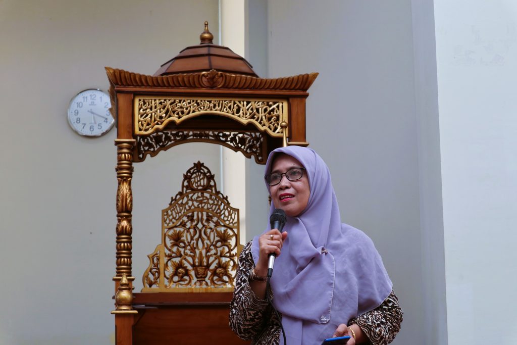 Wakil Rektor UIN Antasari Bidang Akademik dan Kelembagaan Dr. Hj. Nida Mufidah, M.Pd. saat menutupan program mahad tahap II (Foto:Humas/Achmad Magfur)