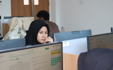 Seorang peserta saat memikirkan jawaban banyak soal SSE UM-PTKIN 2024 (Foto:Humas/Rudy Hermawan)