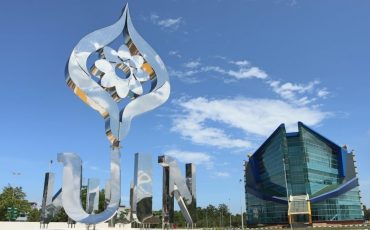 Logo UIN Antasari dan Gedung Rektorat Kampus 2 (Foto:Dokhum 2023)