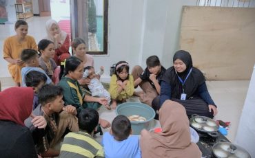 Mahasiswi KKN saat mengajarkan warga cara membuat Apam Barenda.