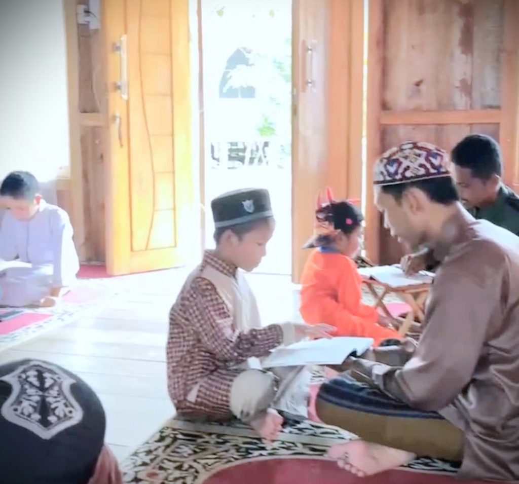 Fokus Pembinaan Mualaf, Mahasiswa KKN Dusun Baringan Ajarkan Salat dan ...
