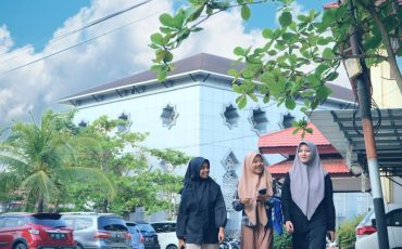 Tiga mahasiswi berjalan melewati fakultas syariah kampus 1 - Maret 2025 (Foto:Humas/Jamal Ripani) - kompres