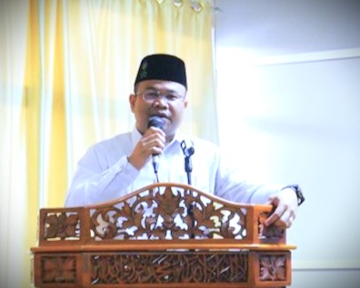 Dr. Taufik Hidayat, S.Psi., Psikolog, M.Kes. saat menyampaikan laporan.
