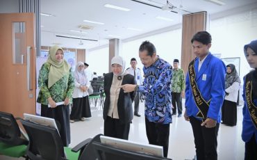 Dua asesor saat tertarik dengan karya-karya olahan para mahasiswa (Foto:Humas)