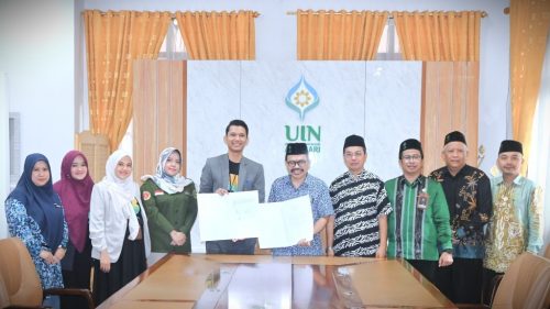 Foto bersama usai penandatanganan PKS BSI dengan UIN Antasari (Foto:Humas/Jamal Ripani)