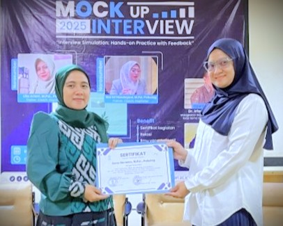 Penyerahan penghargaan dari panitia.