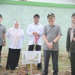 Rektor saat berfoto bersama Tim Green Campus UIN Antasari (Foto:Humas/Jamal Ripani)