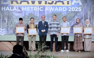 Rektor saat berfoto bersama dengan para penerima penghargaan (Foto:Panitia)