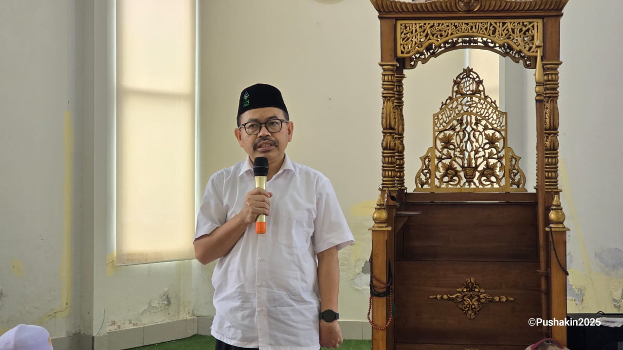 Rektor memberikan sambutan pada acara Penutupan Program Pembelajaran Tahap 2 Ma’had Al-Jamiah. (Foto: Humas/Noor Hasanah)