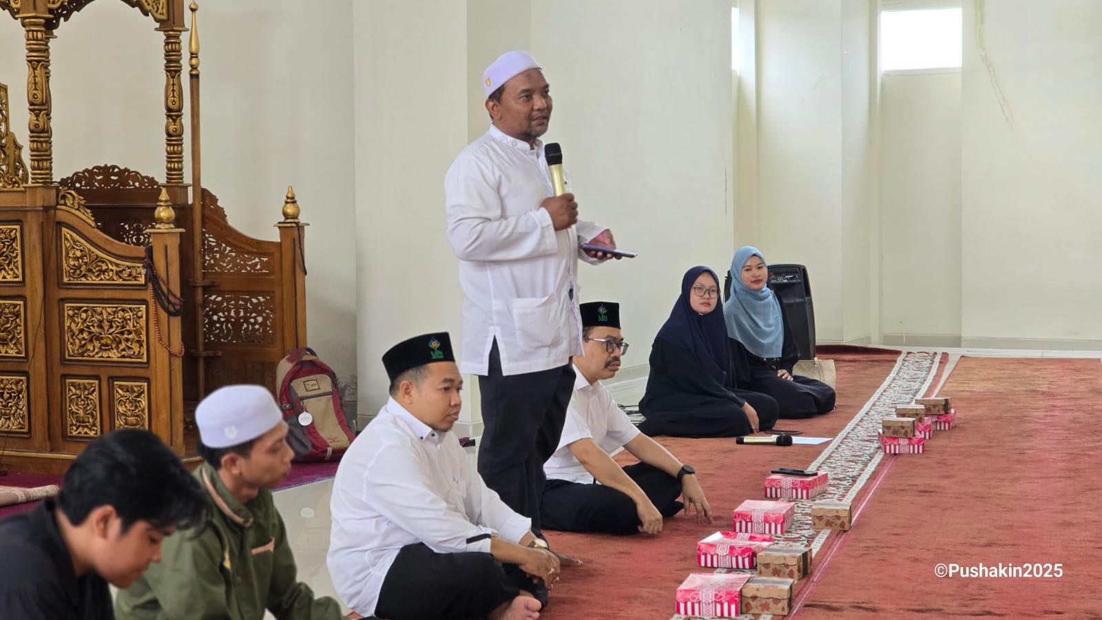 Dr. Hairul Hudaya, M.Ag., Kepala UPT Mahad Al-Jamiah UIN Antasari Banjarmasin mengisi sambutan acara. (Foto: Humas/Noor Hasanah)
