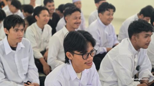 Mahasantri tersenyum riang pada acara Penutupan Program Pembelajaran Tahap 2 Ma’had Al-Jamiah. (Foto: Humas/Noor Hasanah)