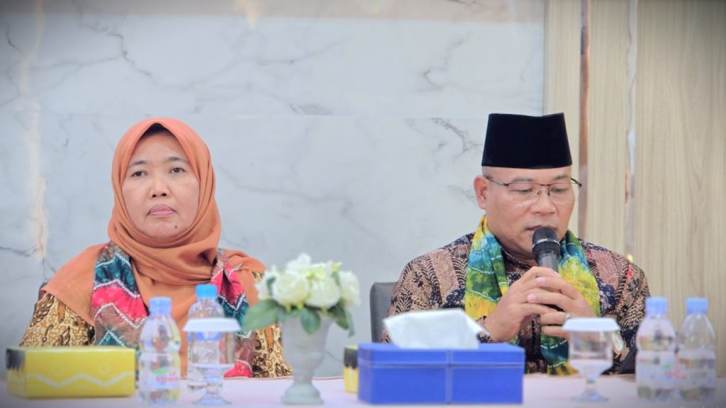 Asesor 2 Prof. Dr. H. Abdul Matin, Lc., M.Ag. saat memberikan sejumlah masukan (Foto:Humas/Noor Hasanah)