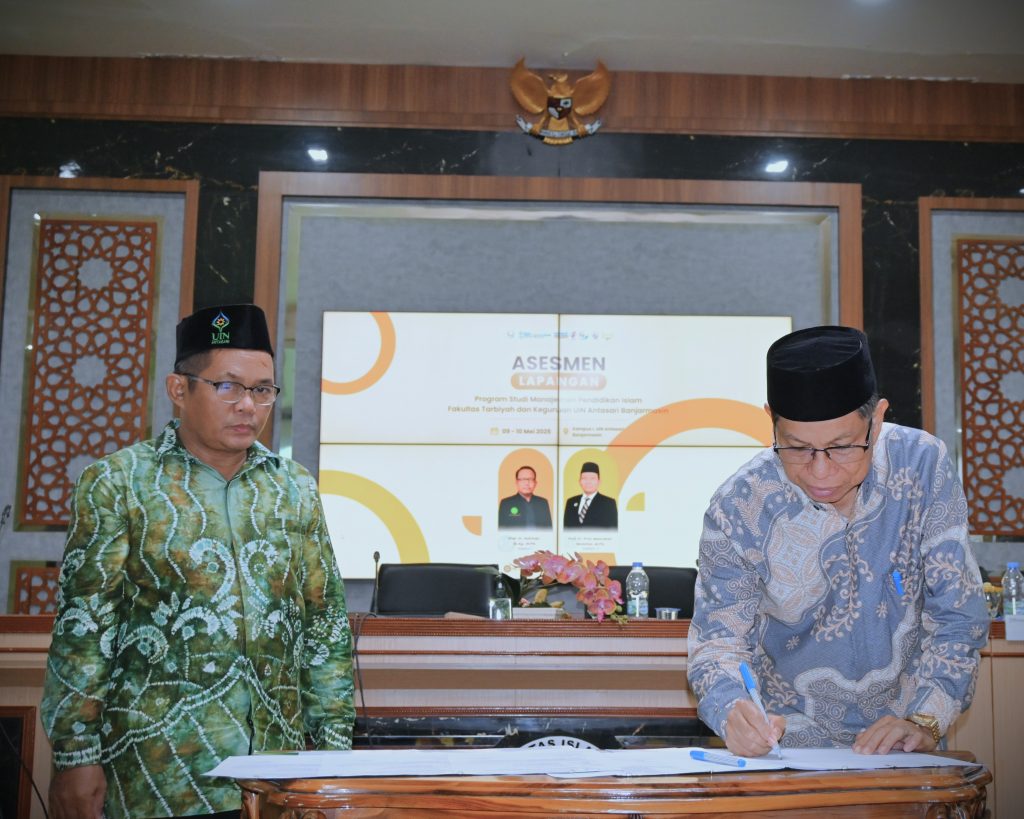 Dekan FTK UIN Antasari Dr. H. Hamdan, M.Pd. saat menandantangani berita acara (Foto:Humas)