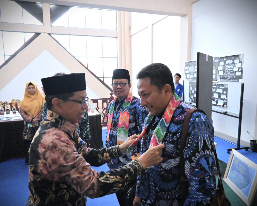 Dekan FTK saat menyambut kedatangan Asesor II (Foto:Humas)