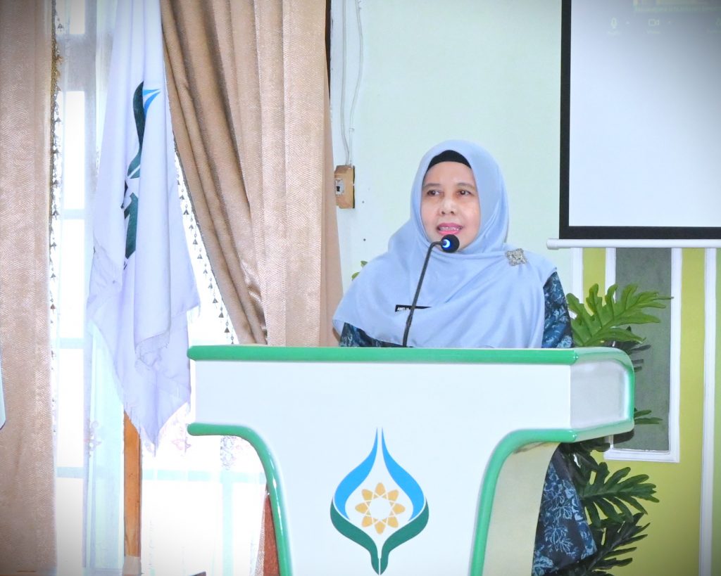 Dekan Fakultas Syariah UIN Antasari Dr. Hj. Amelia Rahmaniah, M.H. saat menyampaikan laporan (Foto:Humas/Jamal Ripani)