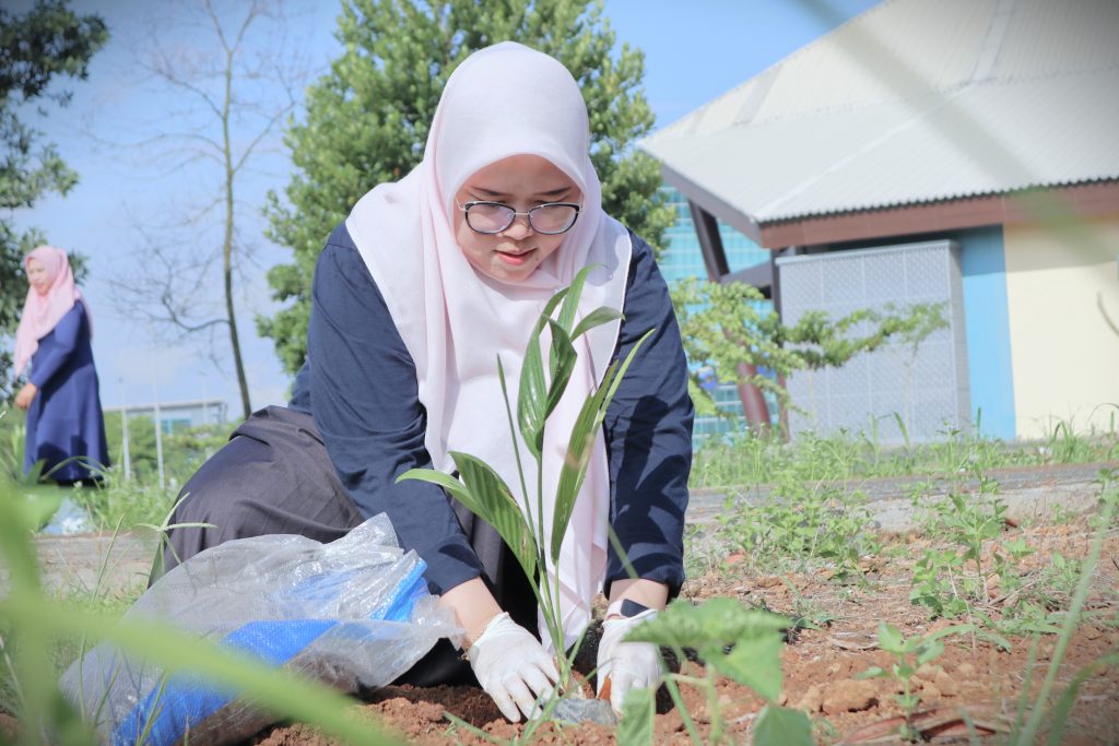Di tengah panas matahari para PPPK baru beraksi melakukan penghijauan (Foto:Humas)