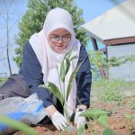 Di tengah panas matahari para PPPK baru beraksi melakukan penghijauan (Foto:Humas)