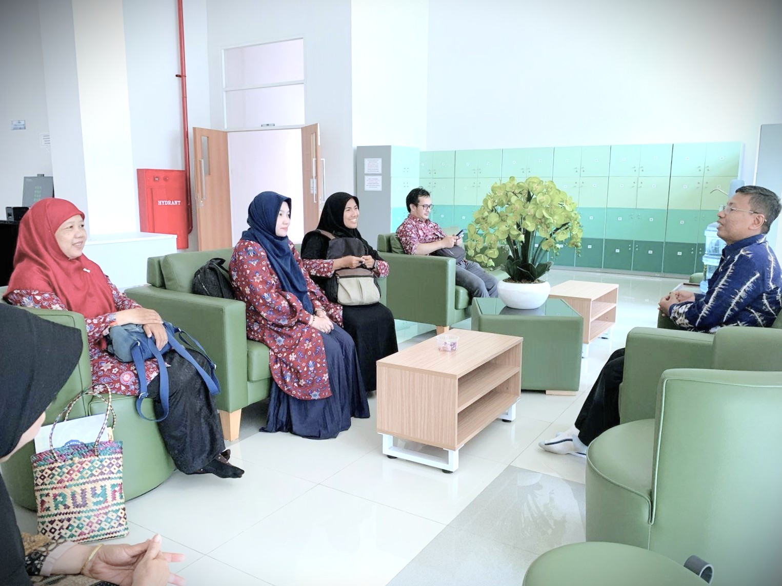 Dialog delegasi UMB dengan Kepala Perpustakaan UIN Antasari.