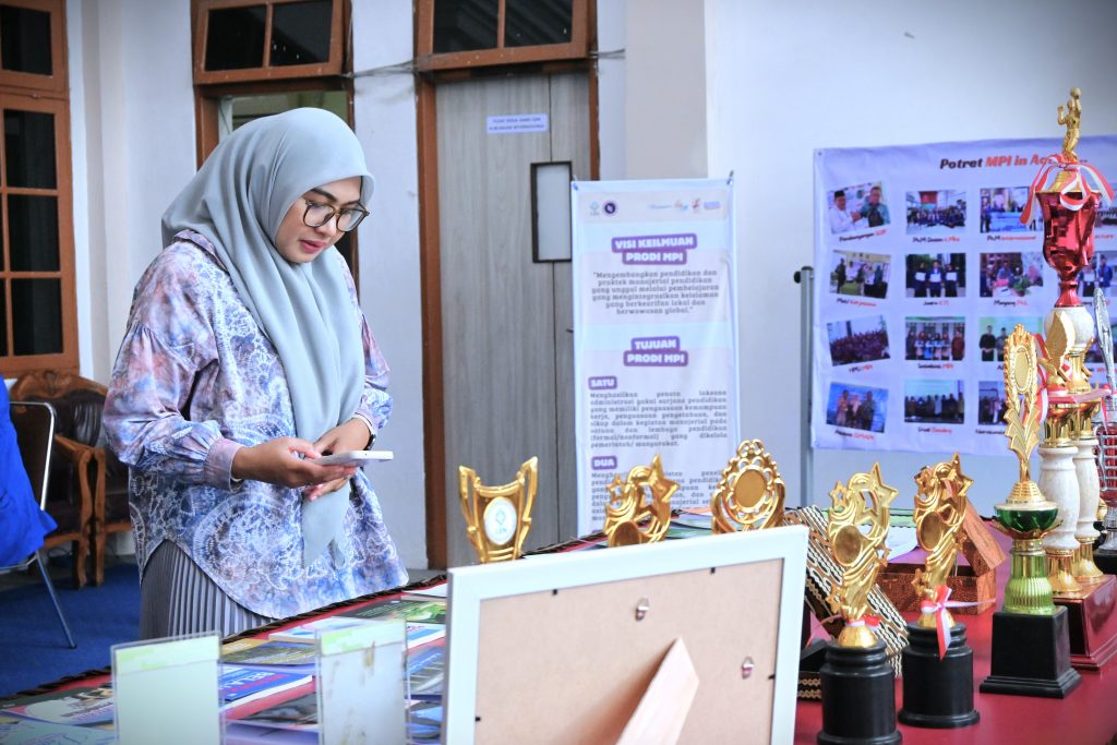 Dosen UIN Antasari saat mengamati sejumlah prestasi dan keunggulan Prodi S-1 MPI (Foto:Humas)