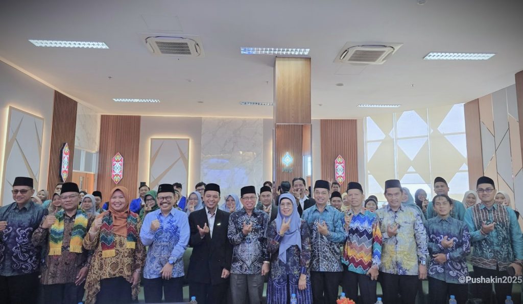Foto bersama peserta dan tim asesor di acara pembukaan AL Prodi S-1 IAT di Aula Rektorat Kampus Banjarbaru (Foto:Humas/Noor Hasanah)