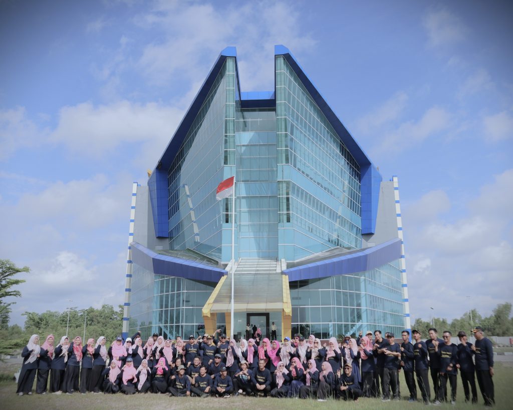 Foto bersama usai penanaman bibit pohon bersama (Foto:Humas)