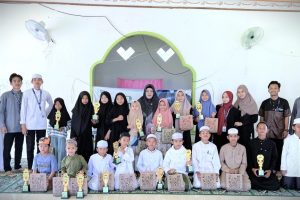 Foto bersama usai penyerahan hadiah.