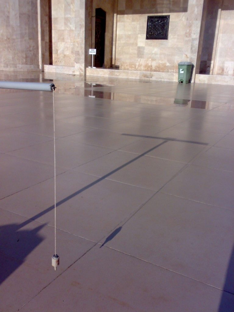 Gambar 2. Penggunaan bandul saat Rashdul Qiblah.