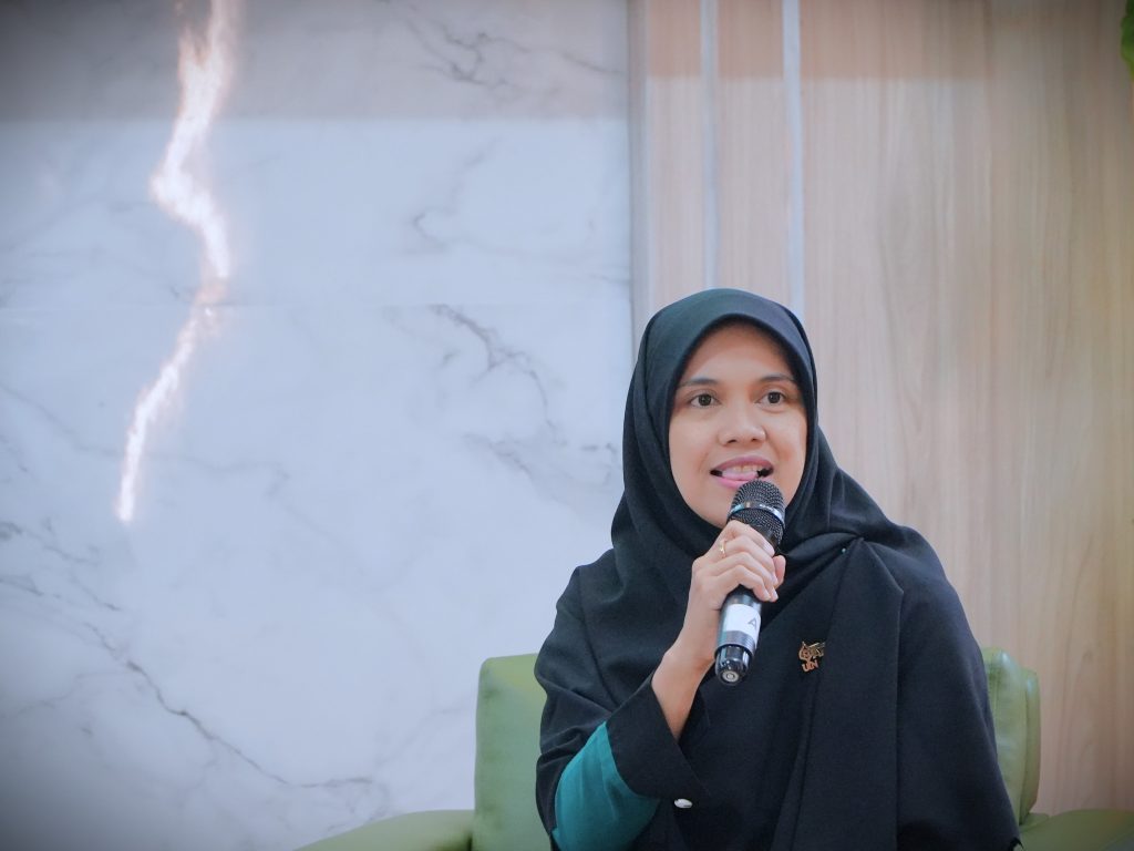 Hj. Jumi Herlita, M.Sc. saat memandu jalannya bedah buku (Foto:Humas)