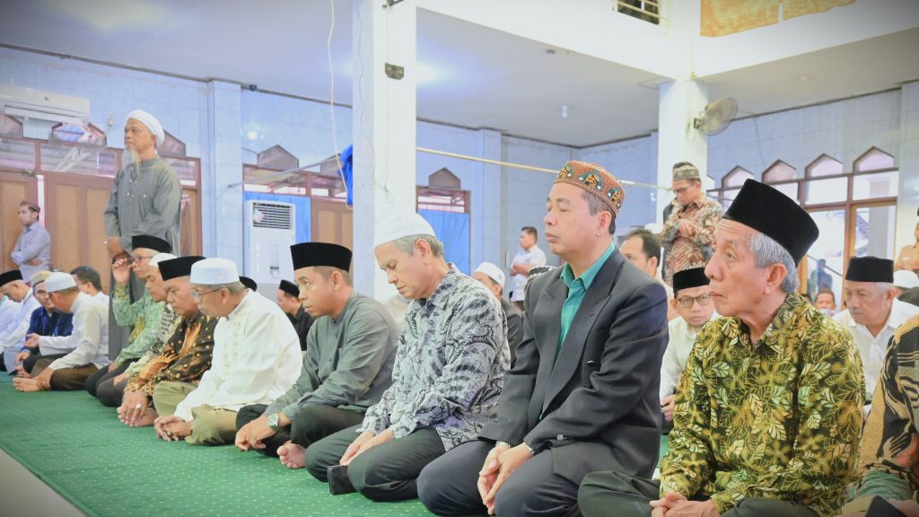 Jemaah saat memenuhi Masjid Kampus Abdurrahman Ismail (Foto:Humas/Jamal Ripani)