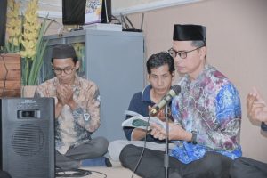 Kabag TU Fakultas Syariah UIN Antasari H. Nuzulul Khair, S.Ag. M.H.I. saat memimpin pembacaan doa (Foto:Humas/Jamal Ripani)