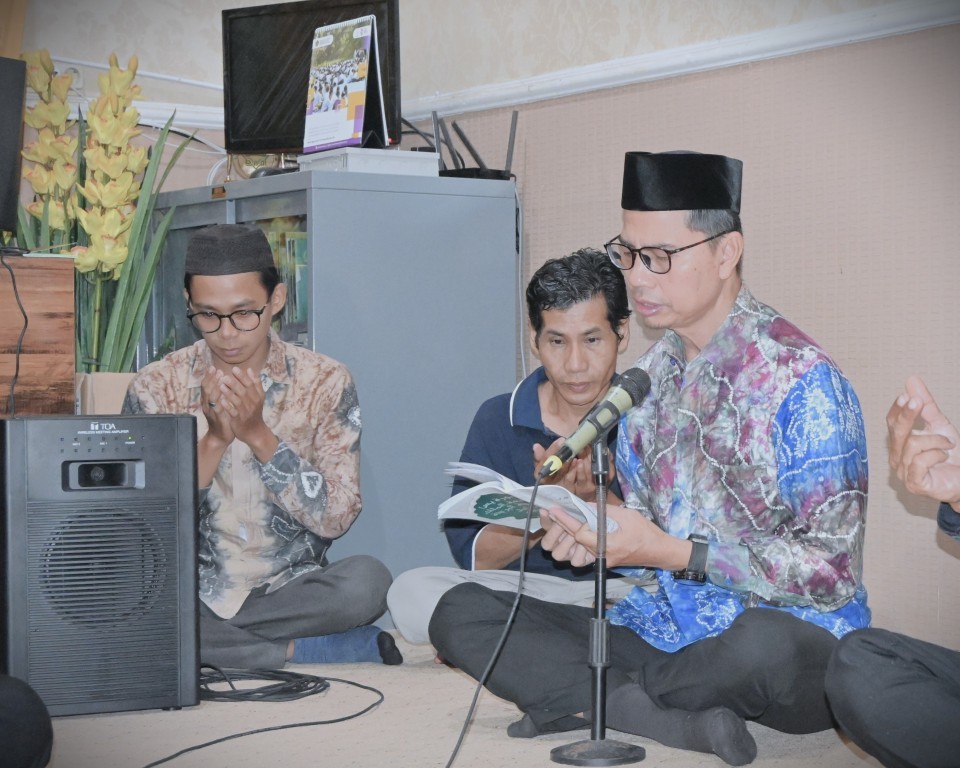 Kabag TU Fakultas Syariah UIN Antasari H. Nuzulul Khair, S.Ag. M.H.I. saat memimpin pembacaan doa (Foto:Humas/Jamal Ripani)