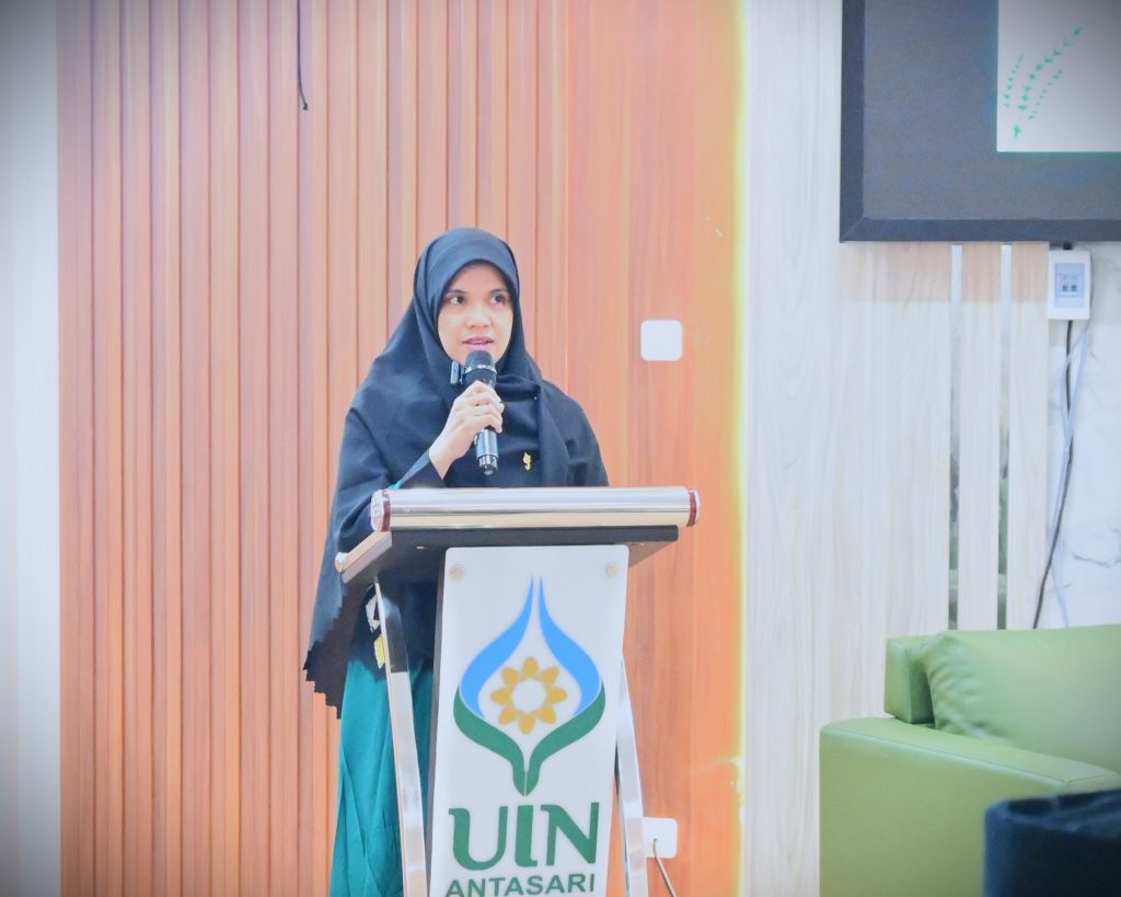 Kaprodi S-1 Ilmu Lingkungan Hj. Jumi Herliati, M.Sc. saat memberikan sambutan (Foto:Humas/Jamal Ripani)