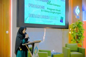 Kaprodi S-1 Ilmu Lingkungan UIN Antasari Hj. Jumi Herliati, M.Sc. saat mempromosikan program studinya (Foto:Humas/Jamal Ripani)