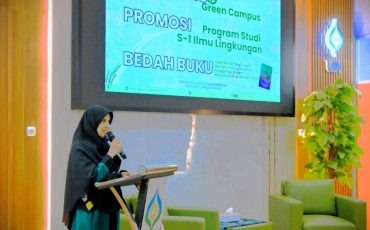 Kaprodi S-1 Ilmu Lingkungan UIN Antasari Hj. Jumi Herliati, M.Sc. saat mempromosikan program studinya (Foto:Humas/Jamal Ripani)