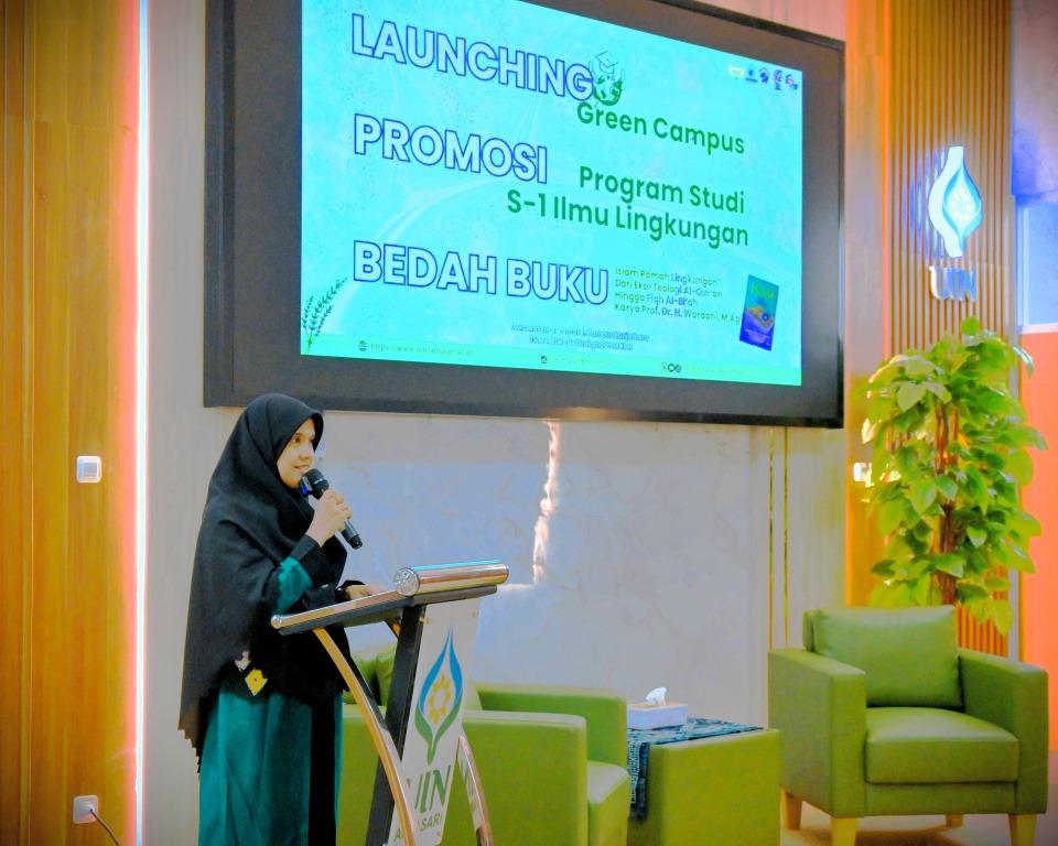 Kaprodi S-1 Ilmu Lingkungan UIN Antasari Hj. Jumi Herliati, M.Sc. saat mempromosikan program studinya (Foto:Humas/Jamal Ripani)