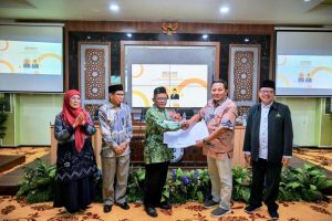 Kaprodi S-1 MPI FTK UIN Antasari Drs. H. Muhammad Yuseran, M.Pd. saat menyerahkan berita acara (Foto:Humas)