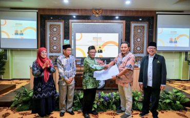 Kaprodi S-1 MPI FTK UIN Antasari Drs. H. Muhammad Yuseran, M.Pd. saat menyerahkan berita acara (Foto:Humas)