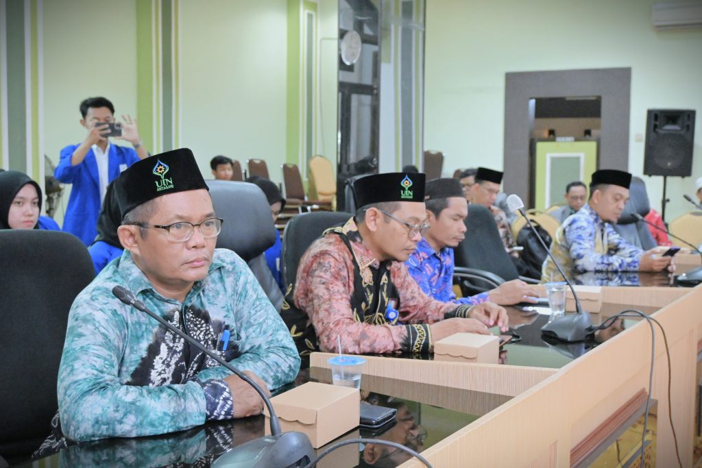 Kaprodi S-1 MPI FTK UIN Antasari Drs. H. Muhammad Yuseran, M.Pd. saat serius mengikuti pembukaan (Foto:Humas)